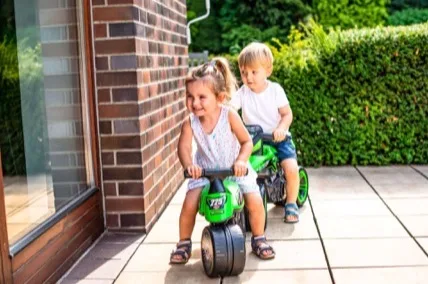 Un enfant sur un jouet Falk de l’univers « Les petites têtes brûlées »
